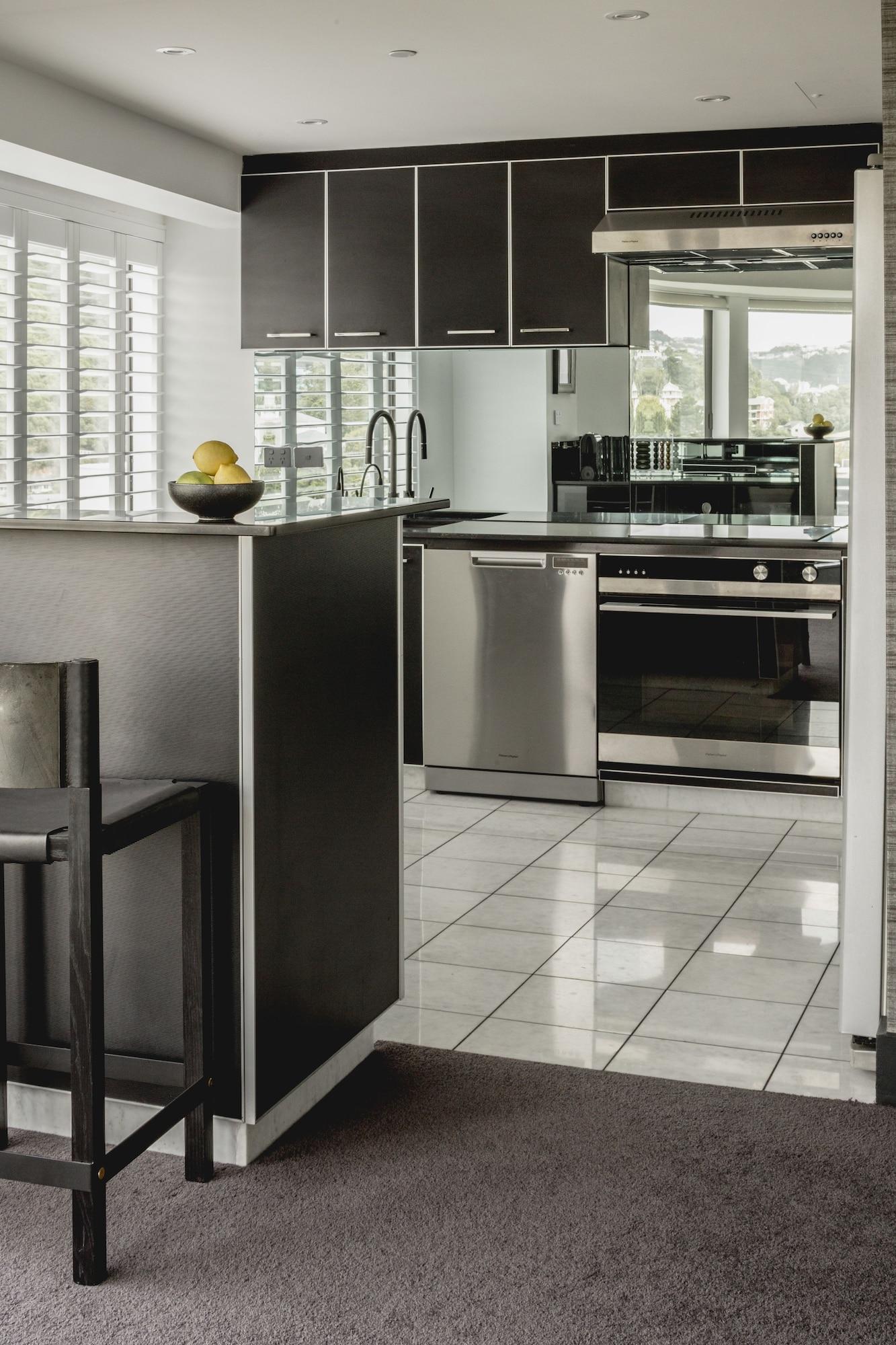 Bolton Hotel Wellington Exteriér fotografie A kitchen with a granite floor
