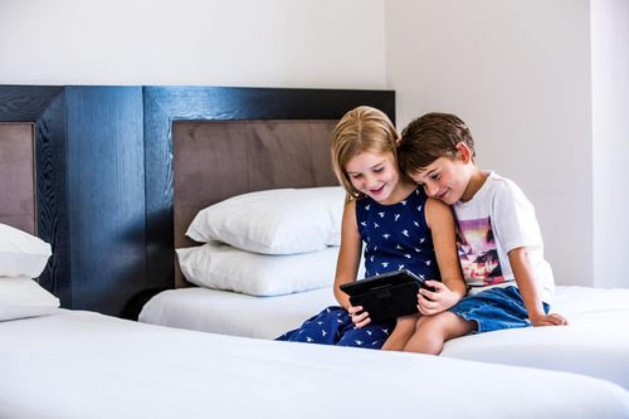 Bolton Hotel Wellington Exteriér fotografie Children using a tablet