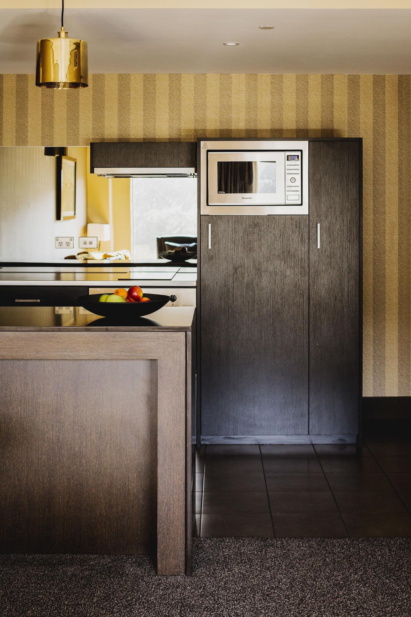 Bolton Hotel Wellington Exteriér fotografie A kitchen with a refrigerator
