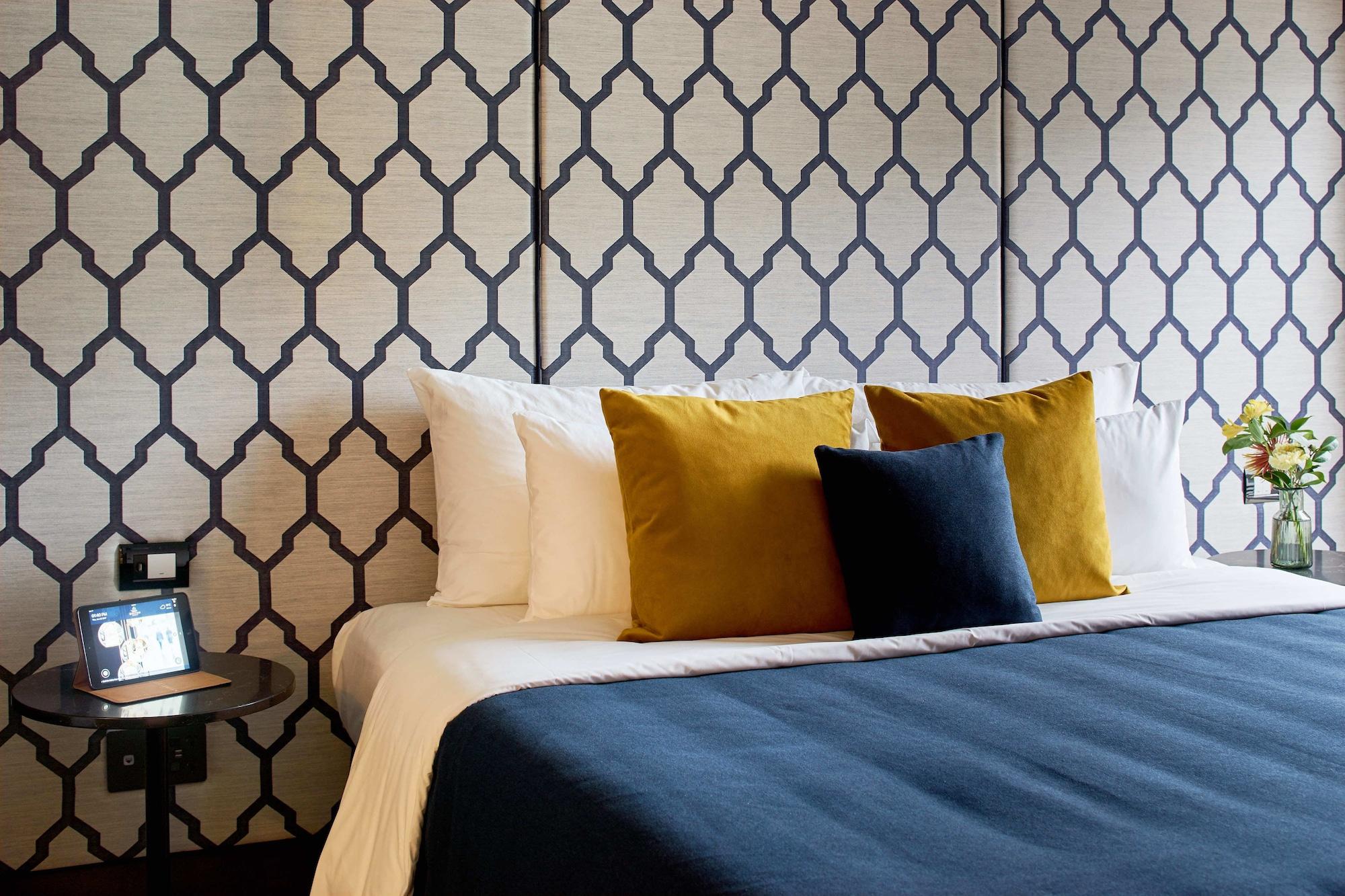 Bolton Hotel Wellington Exteriér fotografie A bed with cushions