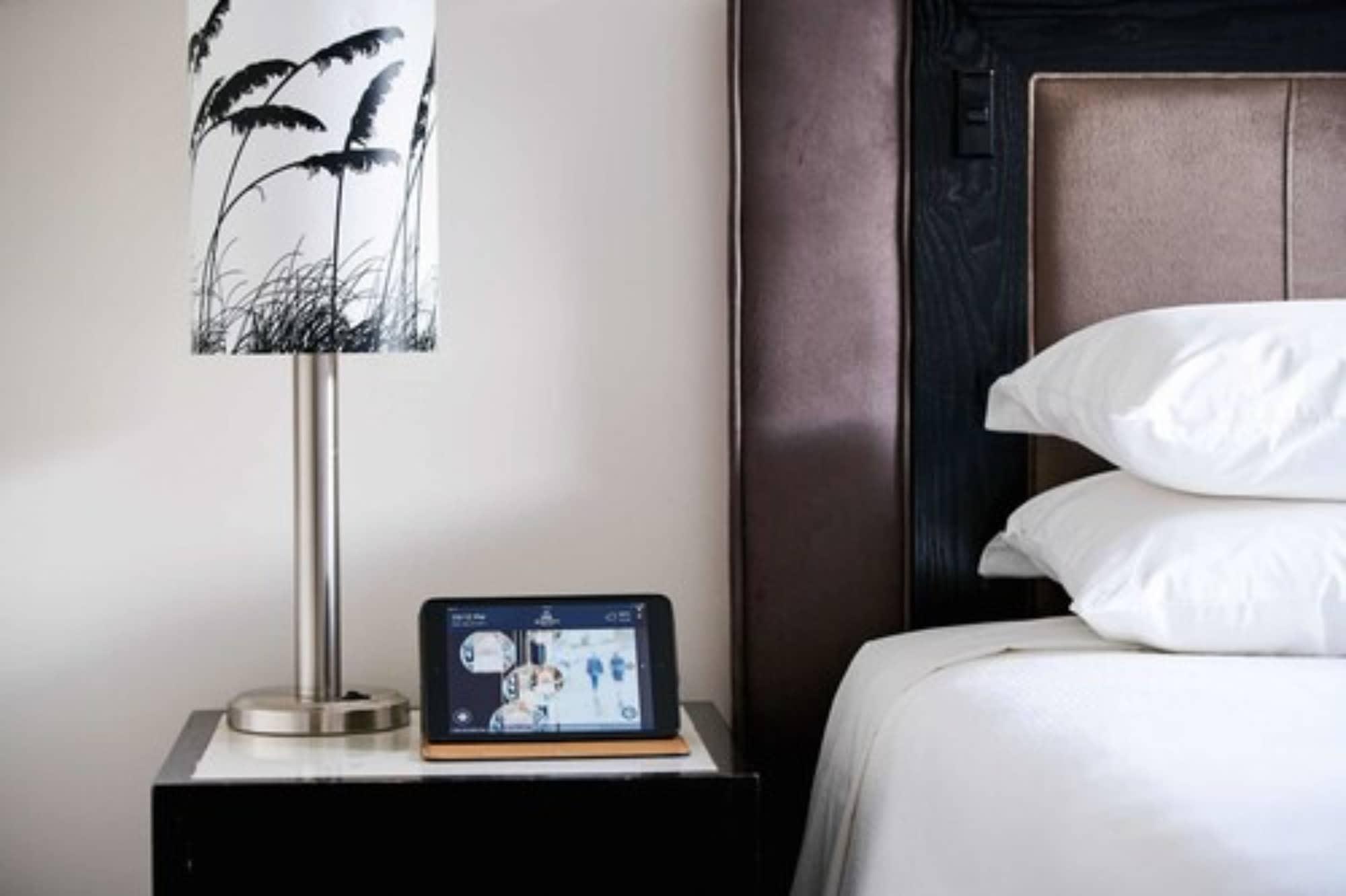 Bolton Hotel Wellington Exteriér fotografie The iPad is used in the rooms of the Mandarin Oriental, Munich