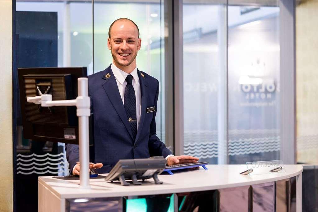 Bolton Hotel Wellington Interiér fotografie A hotel concierge