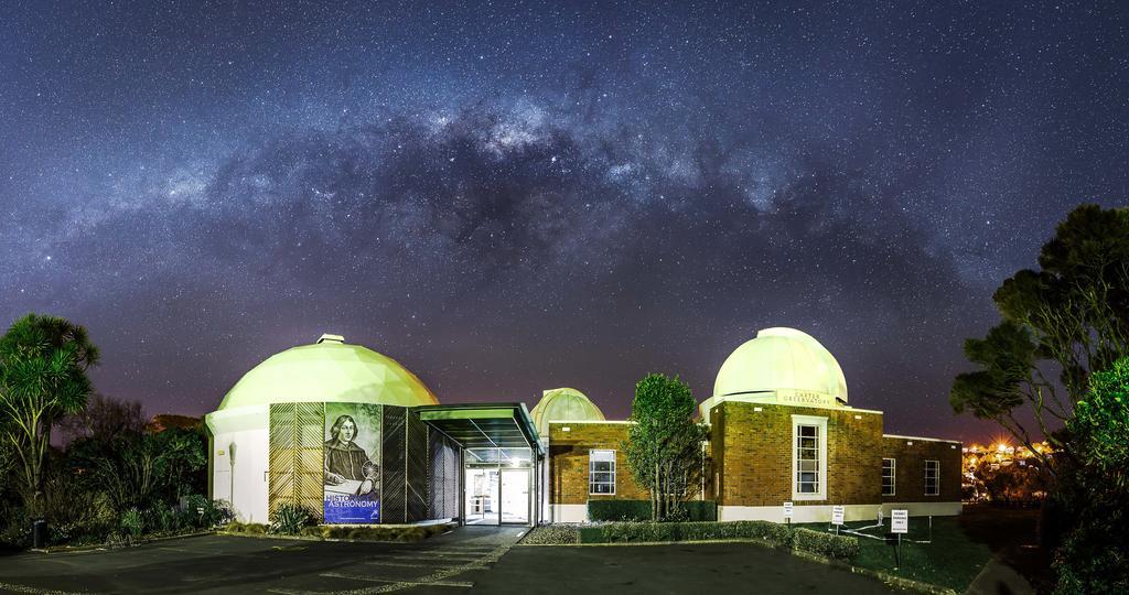 Bolton Hotel Wellington Exteriér fotografie The observatory at night