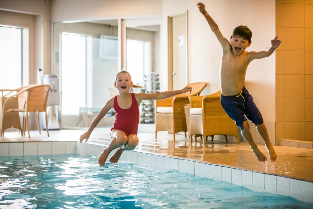 Bolton Hotel Wellington Exteriér fotografie Children jumping into a swimming pool