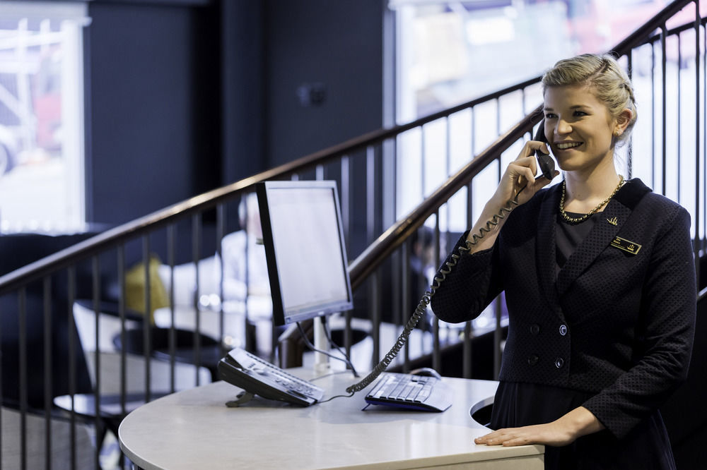 Bolton Hotel Wellington Exteriér fotografie A receptionist at work