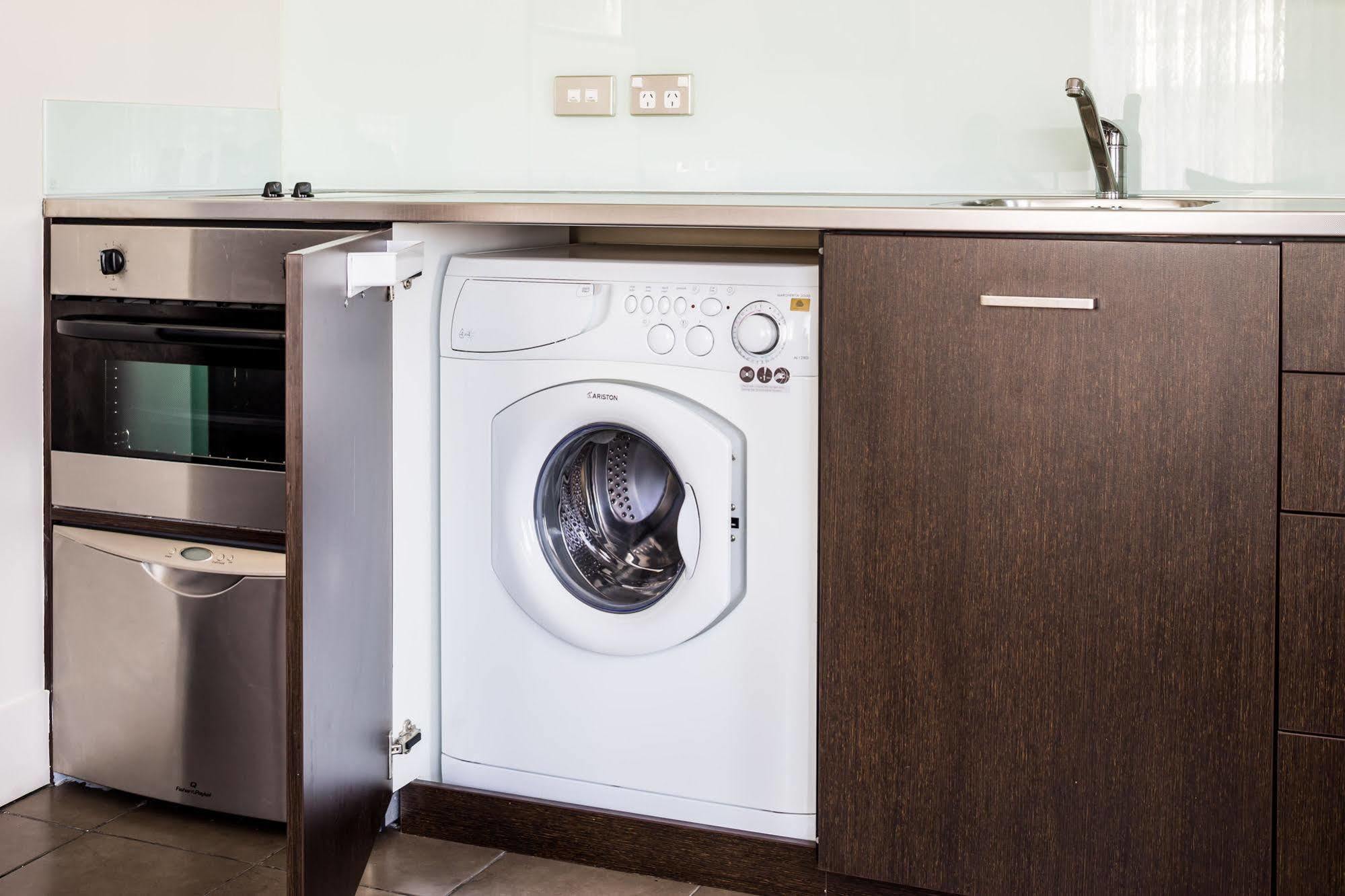 Bolton Hotel Wellington Exteriér fotografie An integrated washing machine